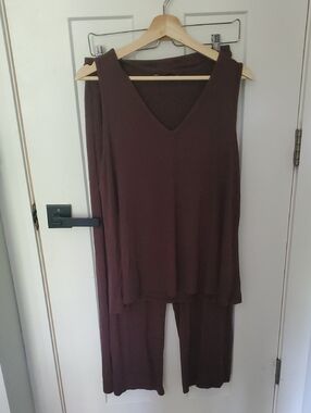Sleeveless V-Neck Lounge Set in Brown